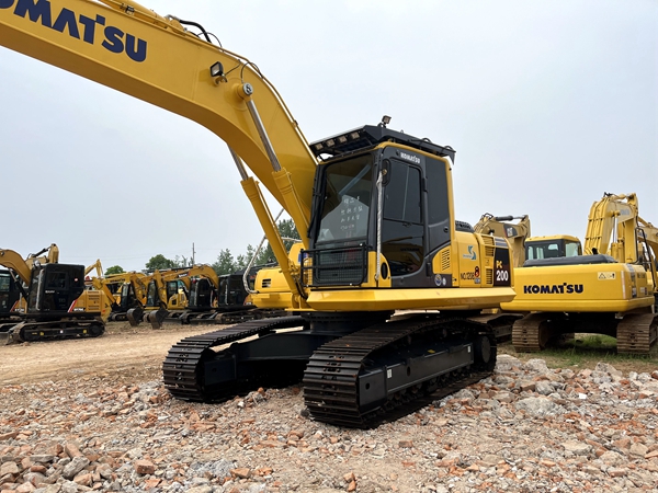 Komatsu PC200-8 Excavator