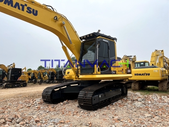 Komatsu PC200-8 Excavator